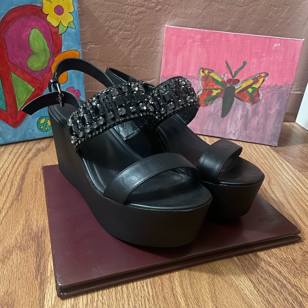 Black Sandel Platform